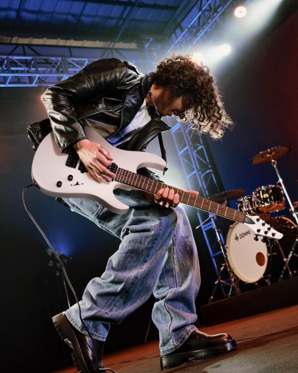 71hBrzXkyiL._AC_SL1500_ Electric Guitar, Matte Finish 39 Inch Metal Electric Guitar Beginner Kits with Bag, Strings, Strap, Cable, Strings Dampener for Rock Music Lover, (Matte White)